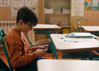 Заборона смартфонів в школах Нью-Йорка показала, що діти не вміють визначати час по “годиннику зі стрілками”