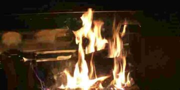 Економимо на опаленні: що робити, щоб дрова горіли довше і віддавали більше тепла