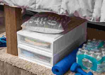 Під ліжком їм не місце: 7 категорій речей, які можуть нести небезпеку