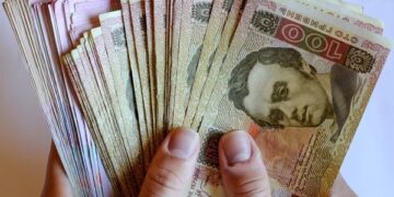 Яка мінімальна зарплата завуча школи у січні 2026 — сума