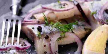 Лише один інгредієнт допоможе позбутися кісток в оселедці: незвичний кухонний лайфхак