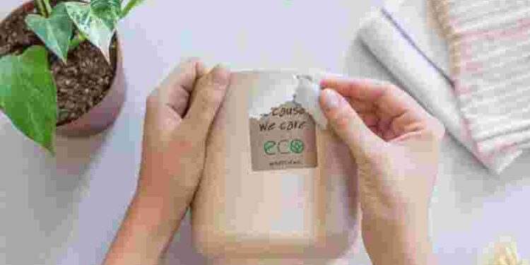 Ні сліду, ні липкості: як видалити наклейки з будь-якої поверхні