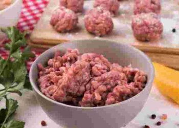 Ніколи не перекручуйте фарш для котлет двічі: як це вплине на смак