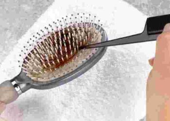 Користуватися можна значно довше: як правильно почистити щітку для волосся