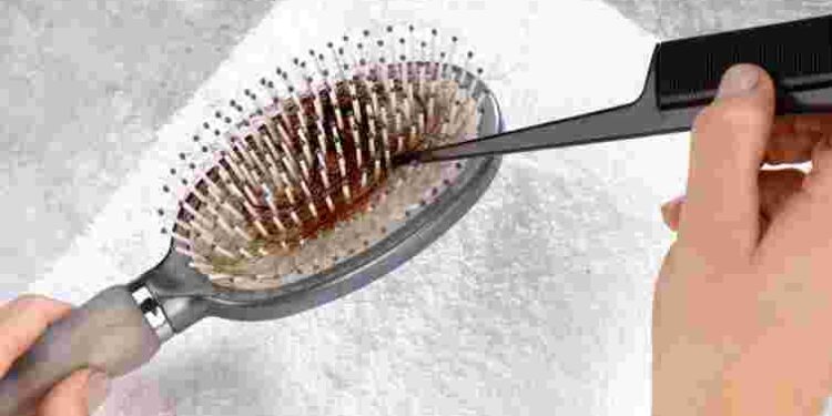 Користуватися можна значно довше: як правильно почистити щітку для волосся