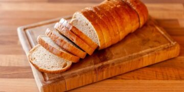 Черствый хлеб можно вернуть к жизни: как снова сделать его мягким и свежим