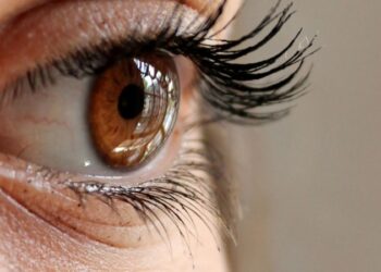 Чи варто фарбувати нижні вії літнім жінкам?