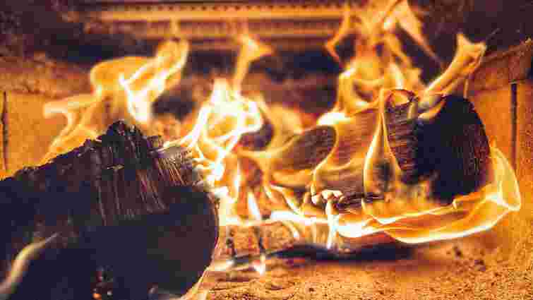 Тепла буде значно більше: що додати в піч, щоб дрова горіли краще