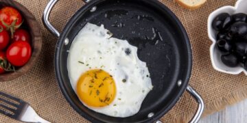 Эти два ингредиента портят вкус яичницы: что нельзя добавлять в блюдо