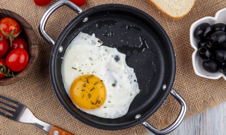 Эти два ингредиента портят вкус яичницы: что нельзя добавлять в блюдо