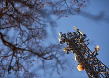 Forbes: Власник “Київстар” подав заявку на “поглинання” базових станцій українського Vodafone