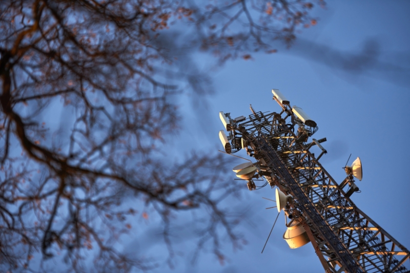 Forbes: Власник "Київстар" подав заявку на "поглинання" базових станцій українського Vodafone