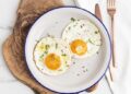 Как приготовить идеальную яичницу без плиты и сковороды: самый простой способ (ВИДЕО)