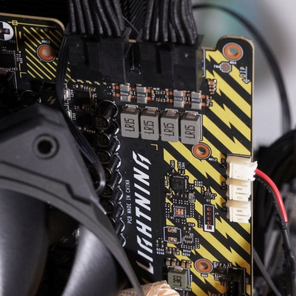 MSI анонсувала RTX 5090 Lightning з дисплеєм та живленням 1600 Вт від двох роз&rsquo;ємів &mdash; відеокарту вже розігнали