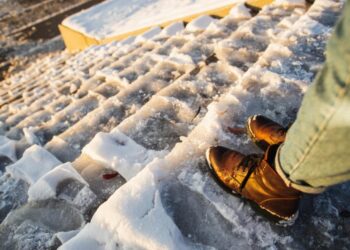 Не сіль і не пісок: чим найкраще посипати доріжки в ожеледь
