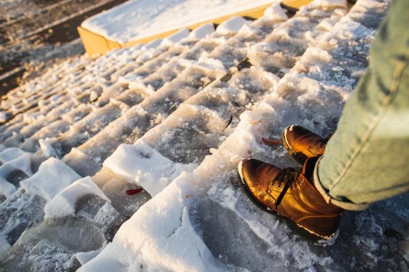 Не сіль і не пісок: чим найкраще посипати доріжки в ожеледь