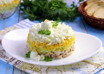 Салат “Невеста”: удивительное блюдо — сытное и нежное, а приготовление простое (ВИДЕО)