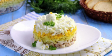 Салат “Невеста”: удивительное блюдо — сытное и нежное, а приготовление простое (ВИДЕО)