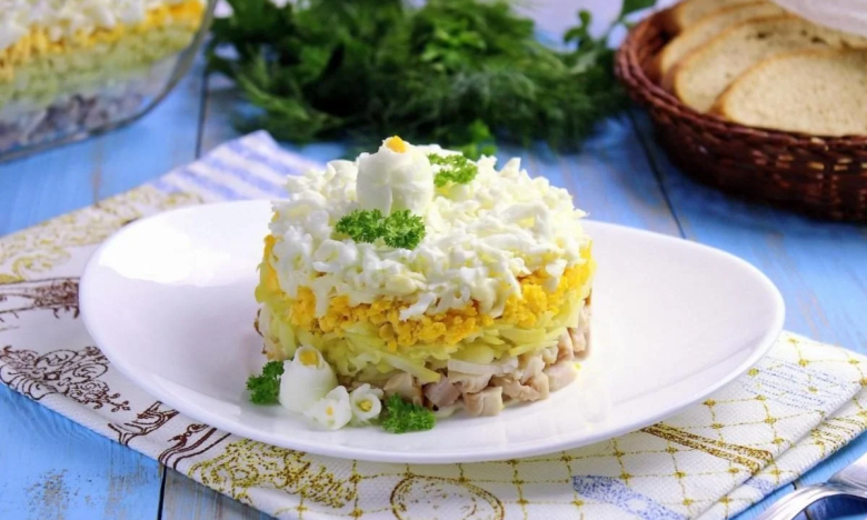 Салат "Невеста": удивительное блюдо — сытное и нежное, а приготовление простое (ВИДЕО)