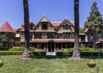 У Каліфорнії є величезний маєток, в якому “мешкають” тисячі привидів: в чому його таємниця