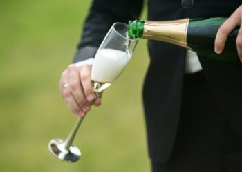 Во что завернуть бутылку открытого шампанского, чтобы сохранить пузырьки: хитрый лайфхак от сомелье