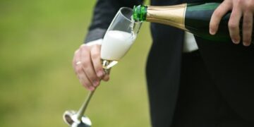 Во что завернуть бутылку открытого шампанского, чтобы сохранить пузырьки: хитрый лайфхак от сомелье