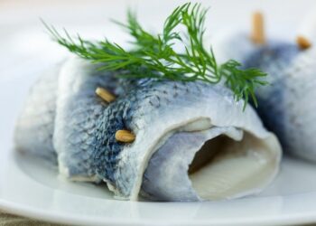 Все добавляют это к рыбе и портят селедку: самые большие враги маринада