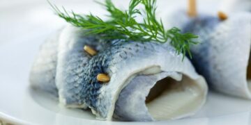 Все добавляют это к рыбе и портят селедку: самые большие враги маринада