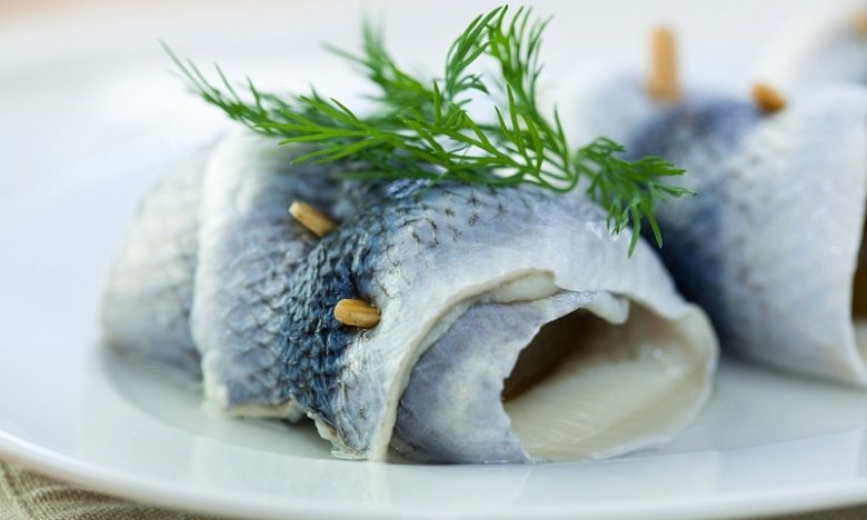 Все добавляют это к рыбе и портят селедку: самые большие враги маринада