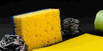Не доведеться міняти щотижня: як продовжити термін служби губки для миття посуду