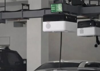 18 ступенів свободи: китайський робот-маніпулятор заряджає до 8 авто одночасно