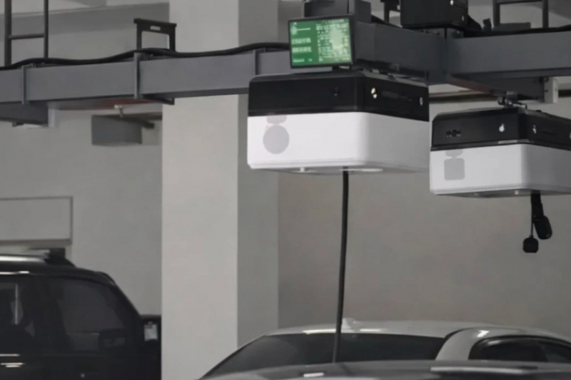 18 ступенів свободи: китайський робот-маніпулятор заряджає до 8 авто одночасно