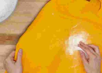 Як миттєво вивести плями від фарби з одягу: простий і дієвий спосіб