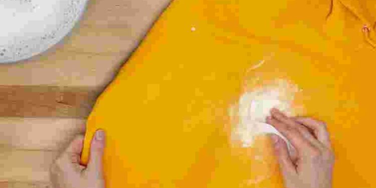 Як миттєво вивести плями від фарби з одягу: простий і дієвий спосіб