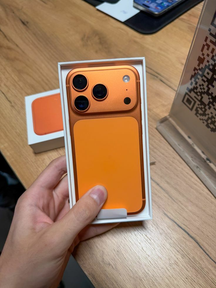 iPhone 17 Pro Max колір Desert Orange фото в Україні