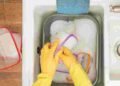 Липкий жир легко зникне: як вимити пластикові контейнери без зусиль