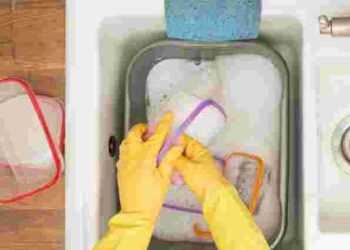 Липкий жир легко зникне: як вимити пластикові контейнери без зусиль