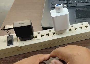 Що буде, якщо вставити флешку в зарядний пристрій для смартфона