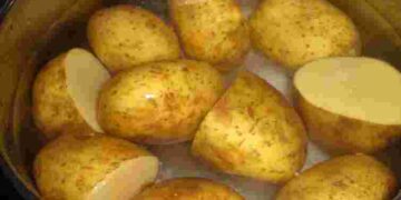 Безкоштовне добриво з кухні: який відвар може врятувати рослини і на підвіконні, і на грядці