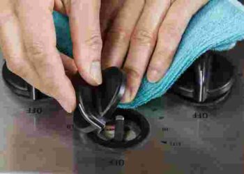 Чистимо ручки на газовій плиті від липкого жиру: є два прості способи