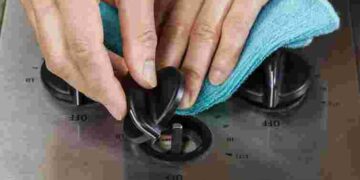 Чистимо ручки на газовій плиті від липкого жиру: є два прості способи