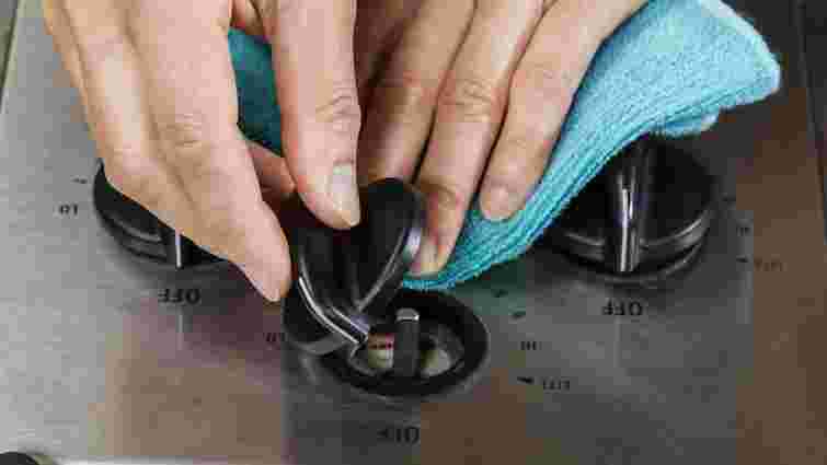 Чистимо ручки на газовій плиті від липкого жиру: є два прості способи