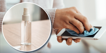 Може зіпсувати екран — чим не можна протирати скло смартфона