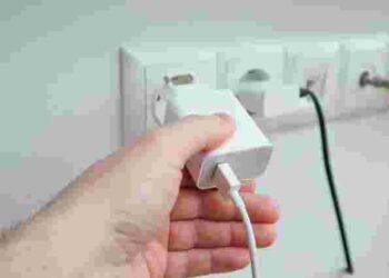 Економія тільки зашкодить: 7 пристроїв, які мають завжди залишатися в розетці