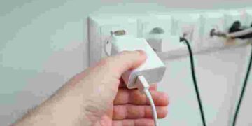 Економія тільки зашкодить: 7 пристроїв, які мають завжди залишатися в розетці