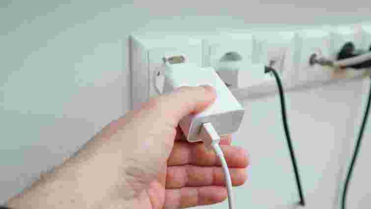 Економія тільки зашкодить: 7 пристроїв, які мають завжди залишатися в розетці