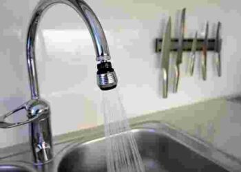 Ніколи не зливайте це в раковину: 7 рідин, які руйнують труби