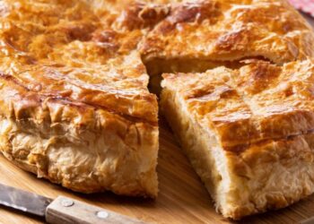 Апетитний заливний пиріг з мойвою: вечеря на столі за 30 хвилин