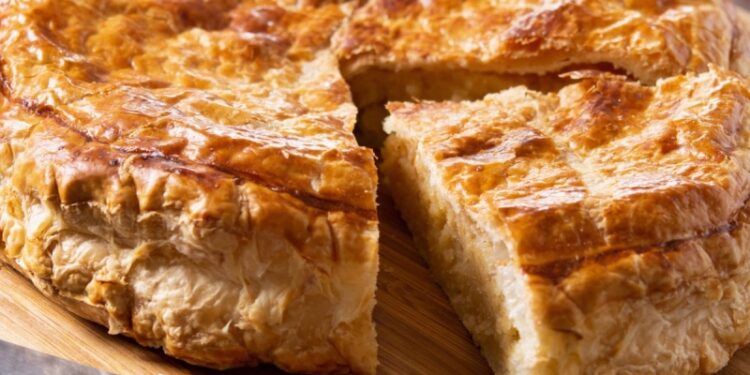 Апетитний заливний пиріг з мойвою: вечеря на столі за 30 хвилин