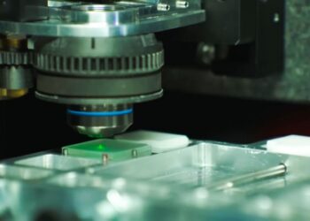 Без SSD та HDD: Microsoft тепер може зберігати дані до 10 000 років просто на склі